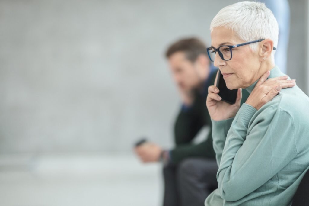 Pessoa falando ao telefone com um cliente