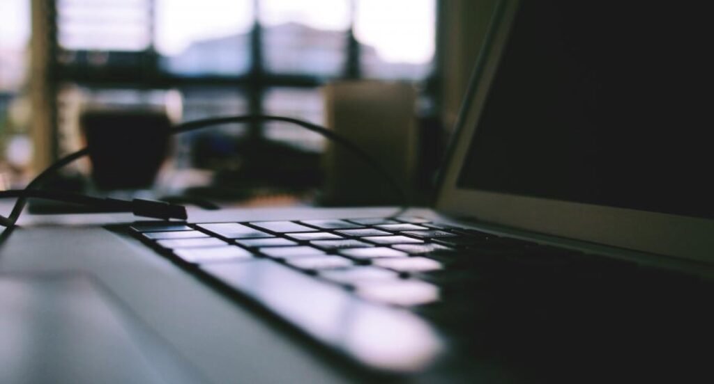 Pessoa trabalhando em home office