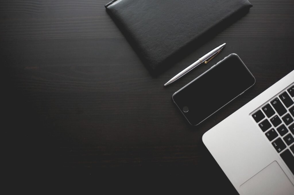 Notebook e celular usados para anunciar