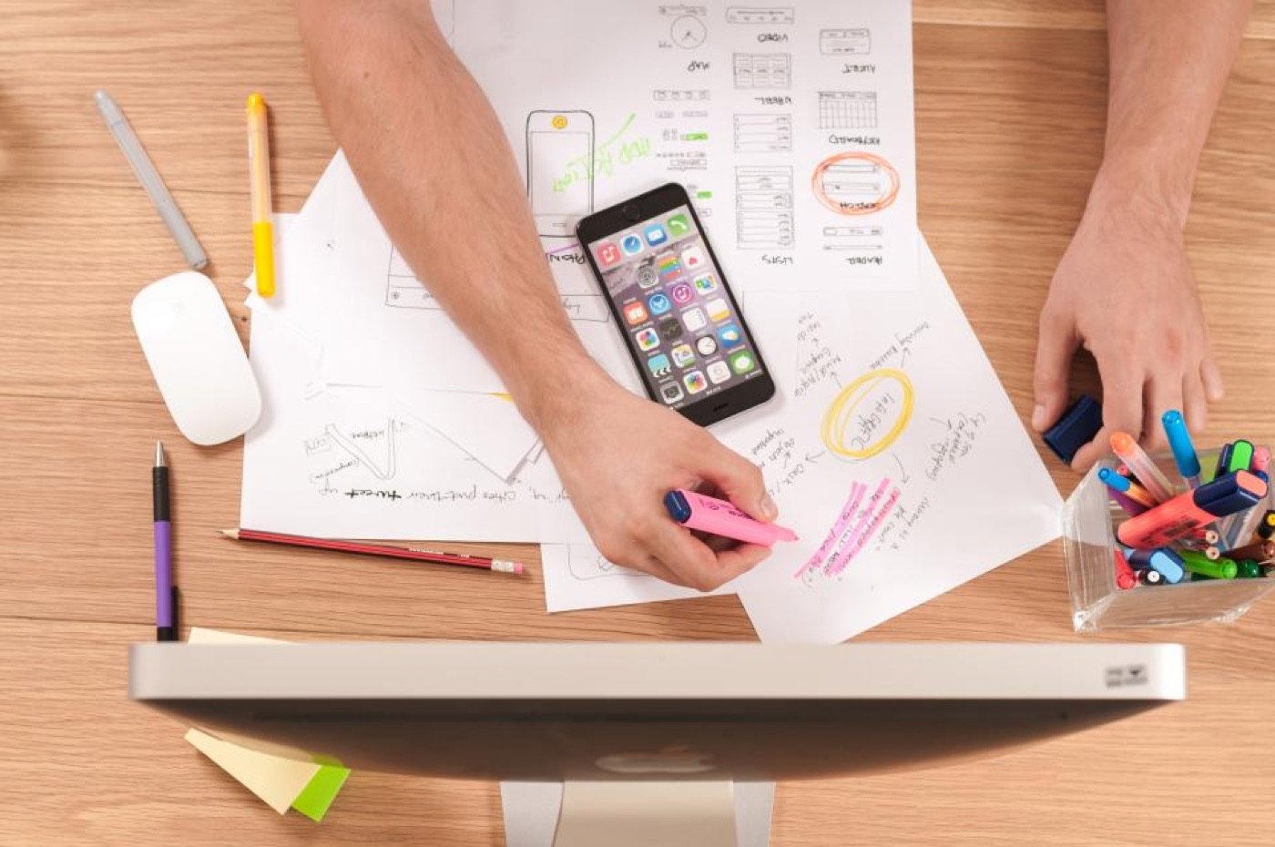 Designer planejando a estrutura de uma página