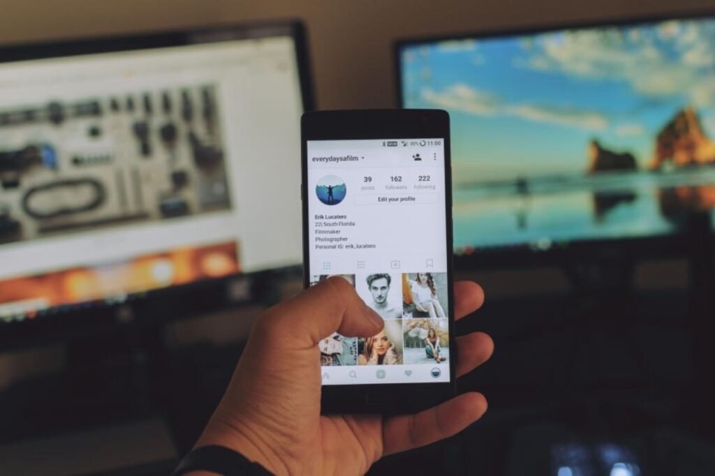 Celular usado para acessar redes sociais