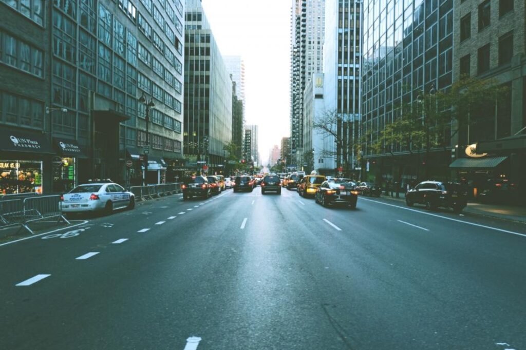 Rua comercial de uma cidade