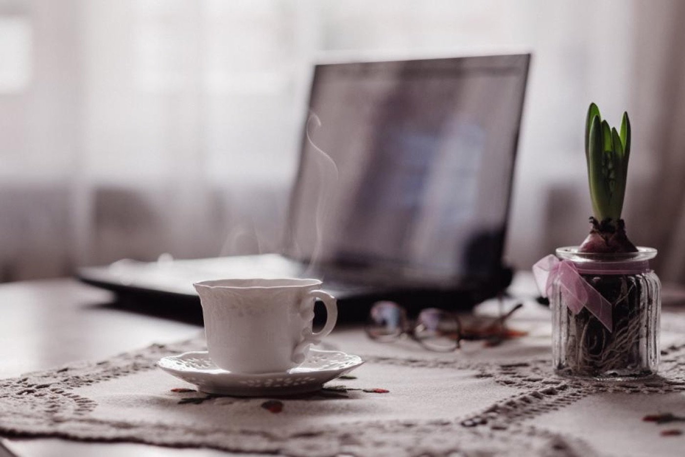 Notebook e café sobre a mesa