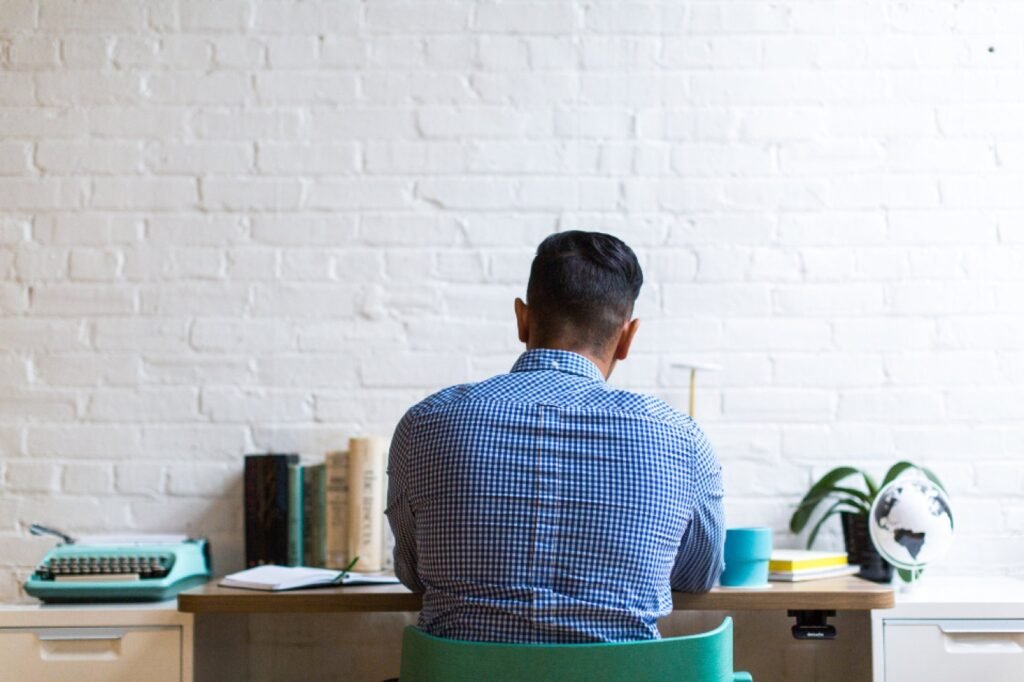 Espaço de trabalho com computador